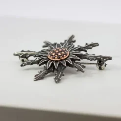 Broche Plata con Circonitas Verdes 38mm*Eguzkilore Sale