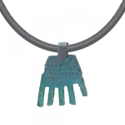 Colgante Mano de Irulegi Verde 30mm y Caucho*Eguzkilore Best